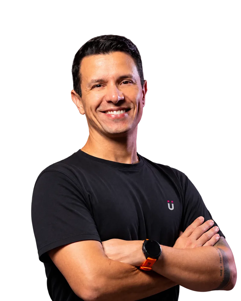 Fabiano César, sorrindo, de braços cruzados, com a camiseta da Pulsy